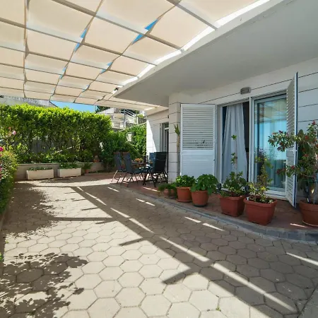 Faros Apartman *
