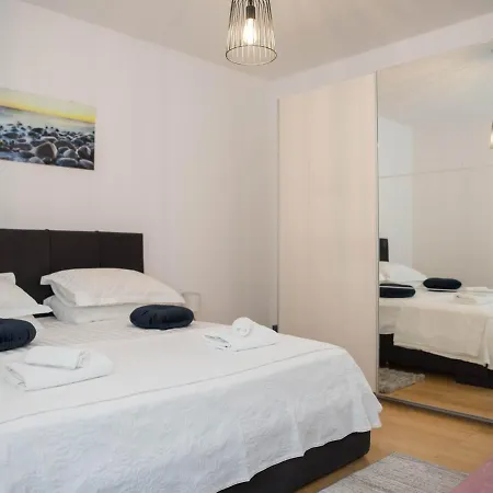 Faros Apartment *